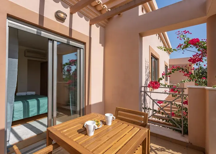 Dom wakacyjny Sunny House With Jacuzzi And Pool By Hostwise
