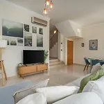 Sunny House With Jacuzzi And Pool By Hostwise Σπίτι διακοπών *