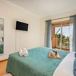 Sunny House With Jacuzzi And Pool By Hostwise Σπίτι διακοπών