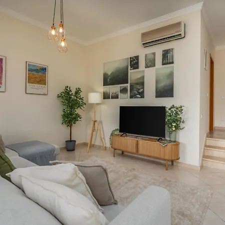 Sunny House With Jacuzzi And Pool By Hostwise Casa de Férias