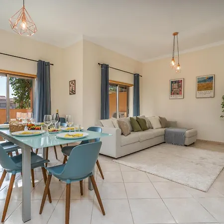 Hébergement de vacances Sunny House With Jacuzzi And Pool By Hostwise