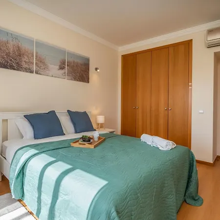 Casa de Férias Sunny House With Jacuzzi And Pool By Hostwise *