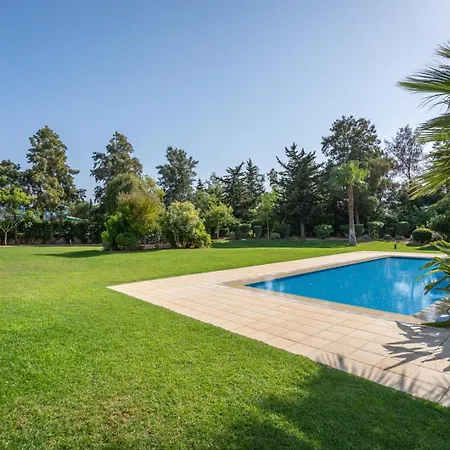 Hébergement de vacances Sunny House With Jacuzzi And Pool By Hostwise