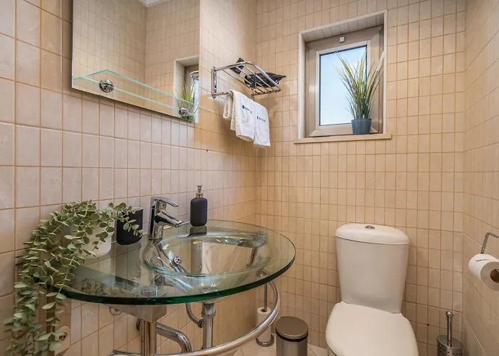 Sunny House With Jacuzzi And Pool By Hostwise Vakantiehuis *
