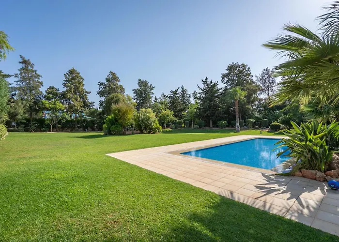 Vakantiehuis Sunny House With Jacuzzi And Pool By Hostwise