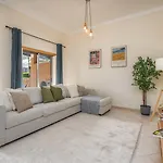 Sunny House With Jacuzzi And Pool By Hostwise *