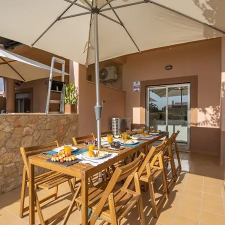 Semesterbostad Sunny House With Jacuzzi And Pool By Hostwise Albufeira